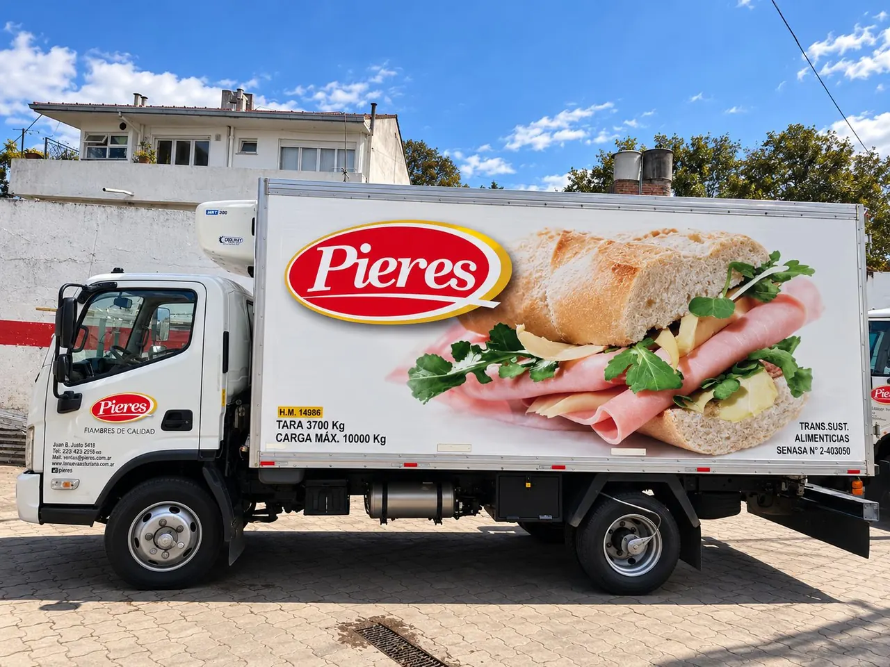 Camión de reparto Pieres ploteado con un sándwich de jamón